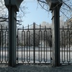Ворота парка заперты ржавыми цепями