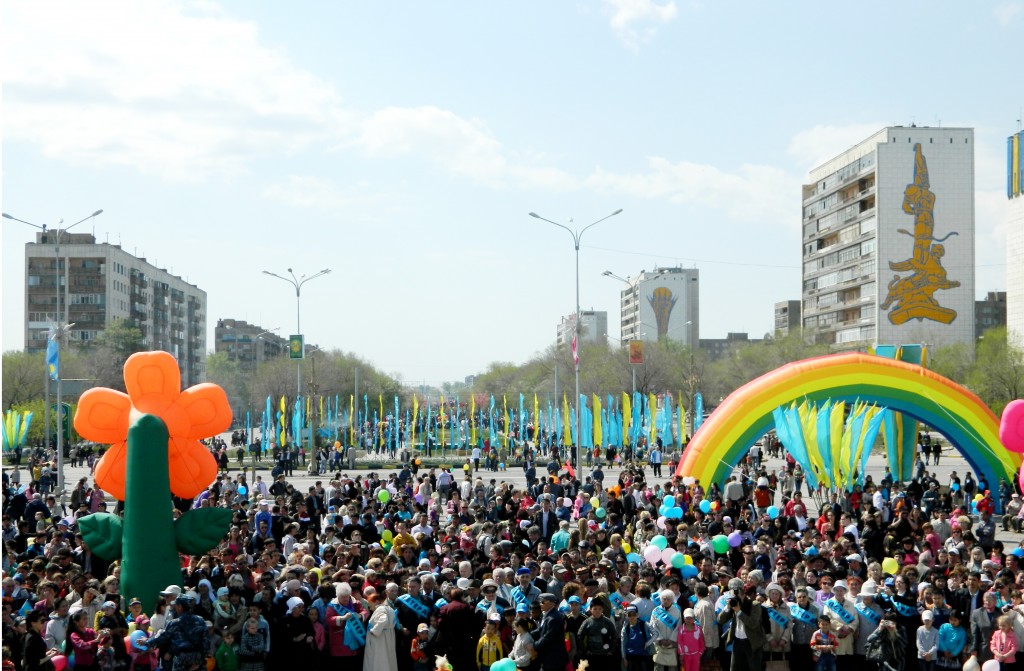 Сотни темиртаусцев пришли на первомайское шествие