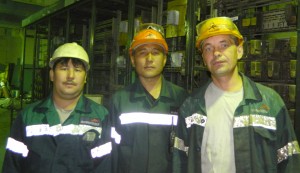 Бригада электромонтажников ЛПЦ-3 (слева направо):  О.Т.Ешниязов, А.М. Турмаханов, И.Ф. Каргин
